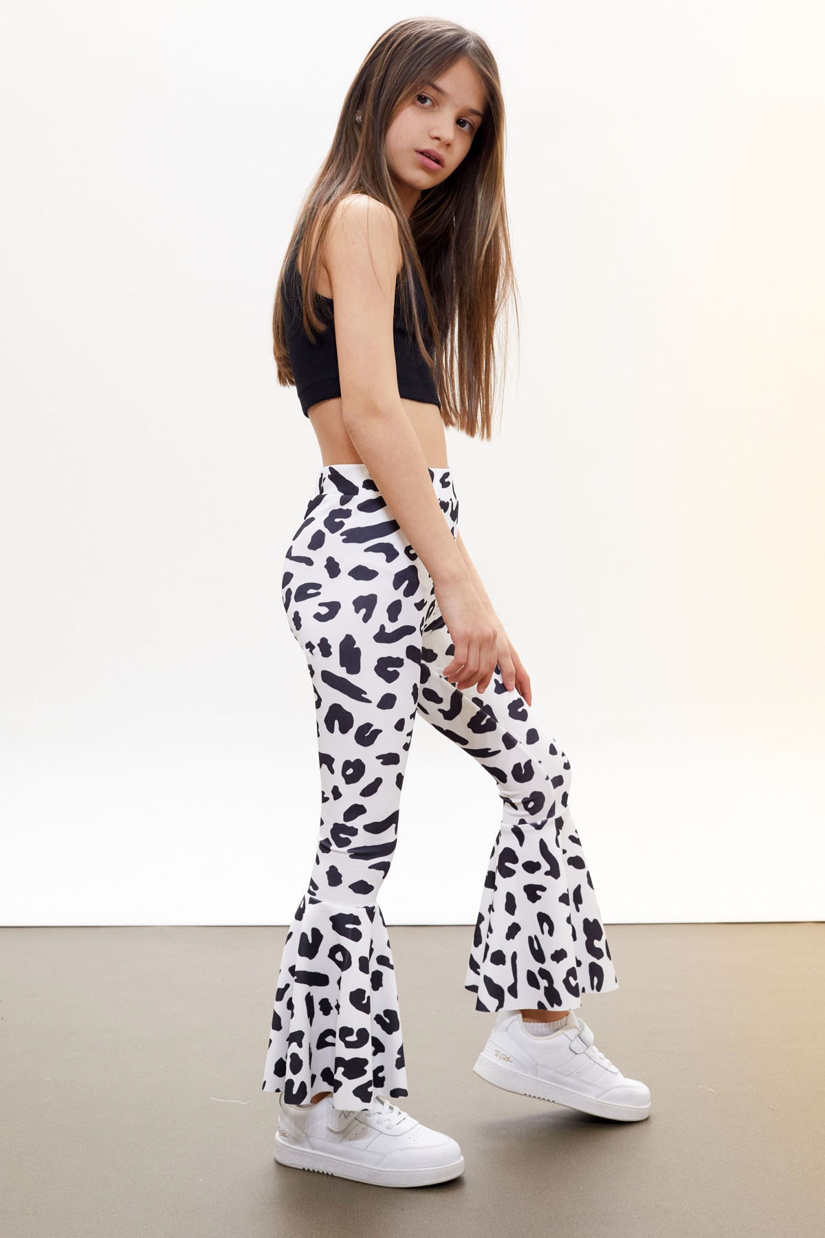 Kokrak qafasidagi ayollar fotosuratlari Sut bilan qoplangan ogizning fotosurati, oral jinsiy aloqa