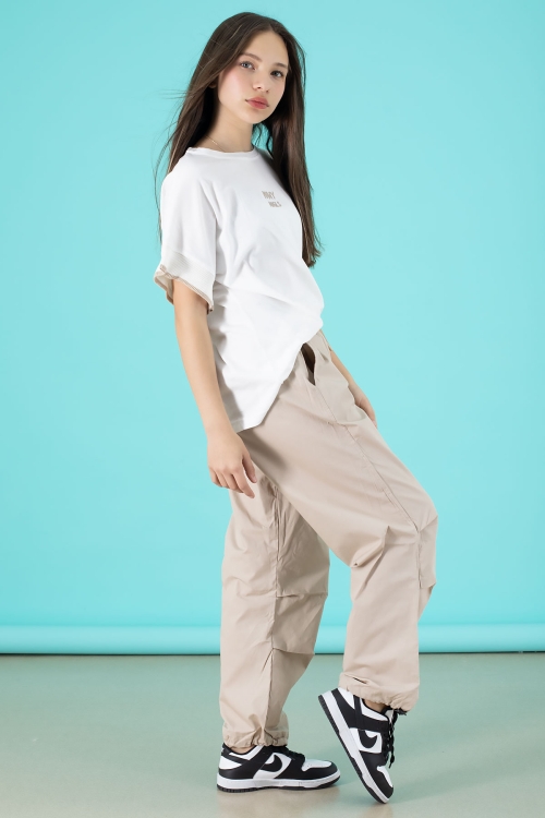 Bej Yazılı Oversize Tişörtlü Paraşüt Pantolonlu Kız Çocuk Takım 20297