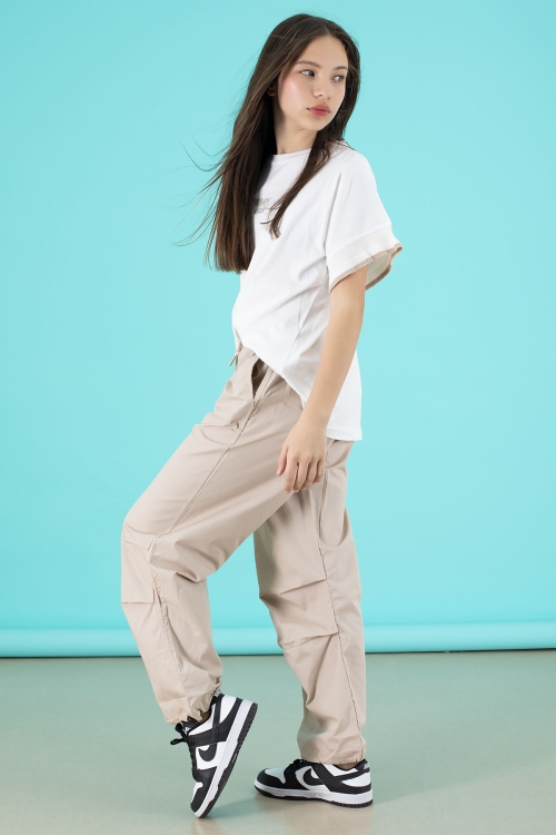 Bej Yazılı Oversize Tişörtlü Paraşüt Pantolonlu Kız Çocuk Takım 20297