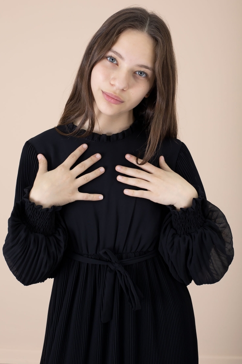 Siyah Yakası Fırfırlı Kuşaklı Kız Çocuk Piliseli Şifon Elbise 20560