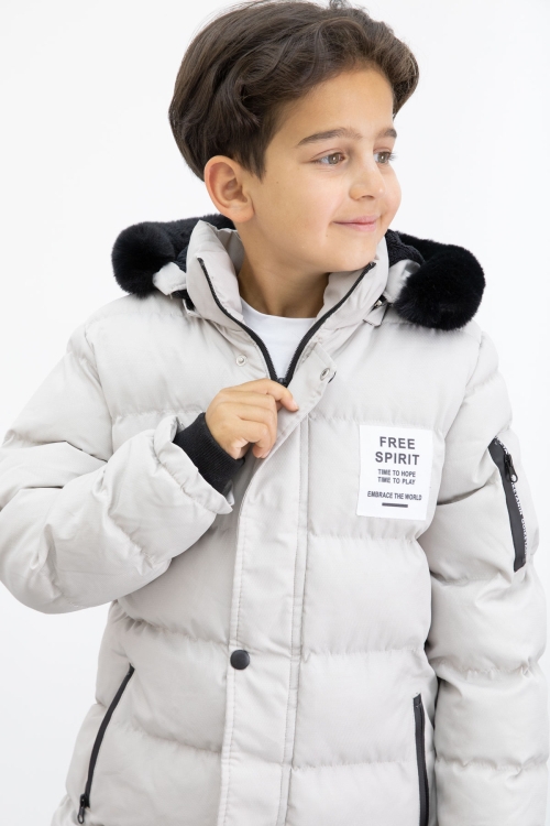 Erkek Çocuk Bej Yazılı Arma Detaylı İçi Kürklü Kapüşonlu Şişme Mont 21343