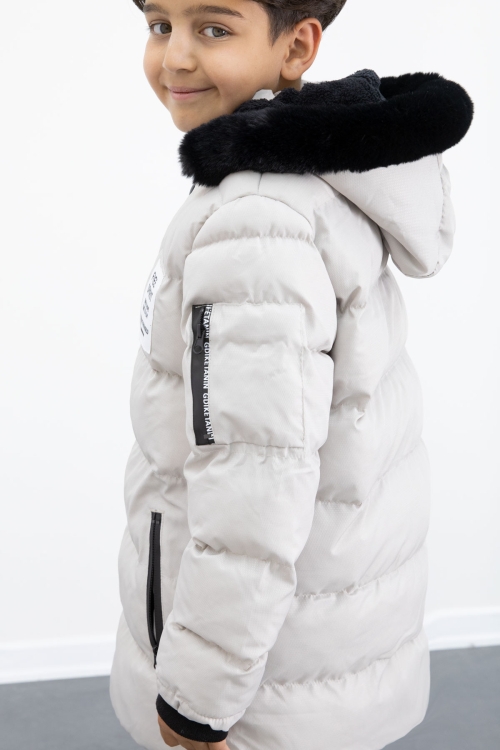 Erkek Çocuk Bej Yazılı Arma Detaylı İçi Kürklü Kapüşonlu Şişme Mont 21343