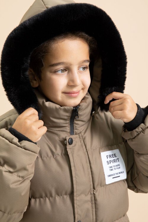 Erkek Çocuk Kahverengi Yazılı Arma Detaylı İçi Kürklü Kapüşonlu Şişme Mont 21369