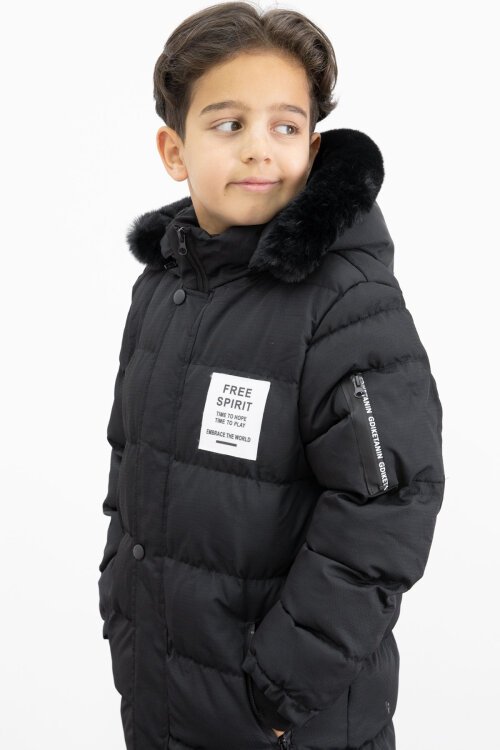 Erkek Çocuk Siyah Yazılı Arma Detaylı İçi Kürklü Kapüşonlu Şişme Mont 21341