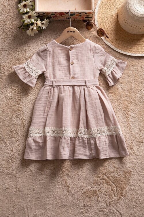 Kahverengi Kolları Dantel Detaylı Kuşaklı Kız Çocuk Müslin Elbise 22669