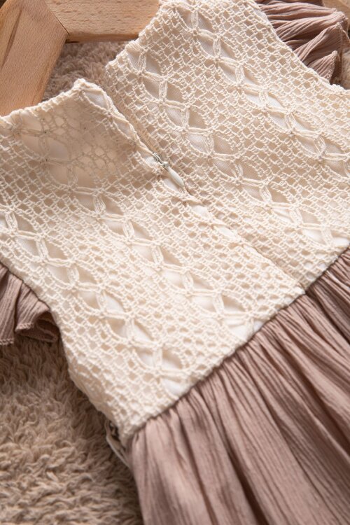 Kahverengi Kolları Fırfırlı Dantel İşlemeli Kız Bebek Elbise  22656