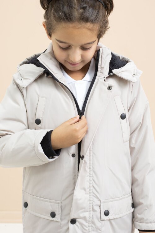 Krem İçi Kürklü Çıtçıtlı Cepli Uzun Kesim Erkek Çocuk Kapüşonlu Şişme Mont 21447