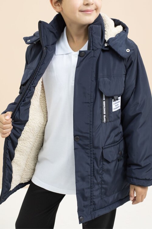 Lacivert Yazı Detaylı Göğüs Cepli İçi Kürklü Erkek Çocuk Kapüşonlu Mont 21477