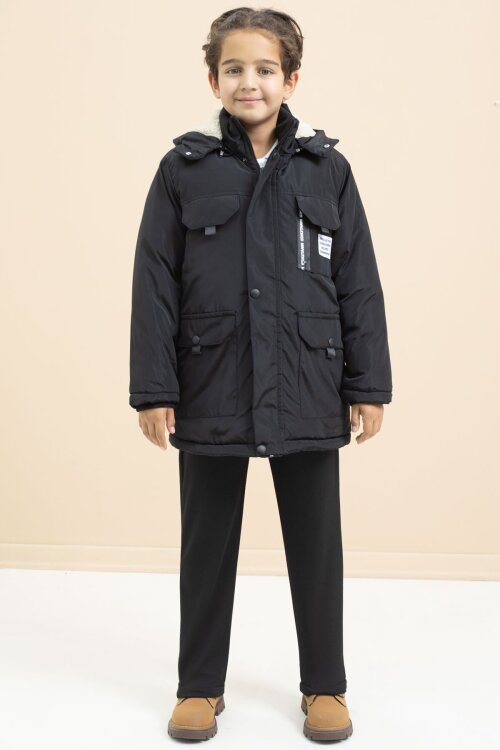 Siyah Yazı Detaylı Göğüs Cepli İçi Kürklü Erkek Çocuk Kapüşonlu Mont 21475