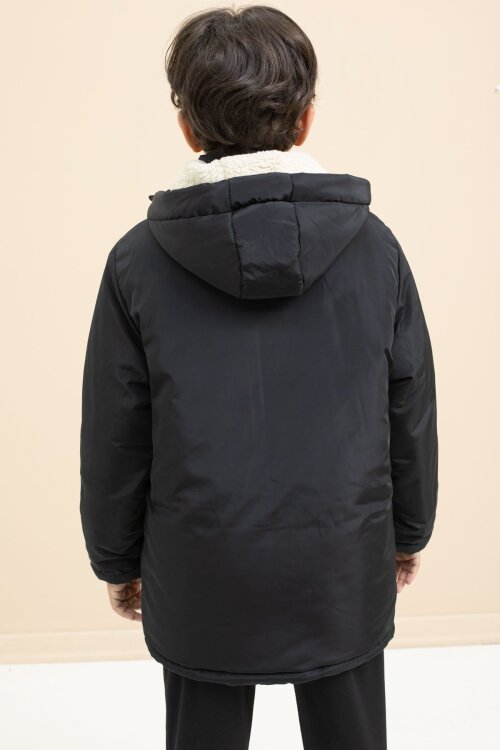 Siyah Yazı Detaylı Göğüs Cepli İçi Kürklü Erkek Çocuk Kapüşonlu Mont 21475