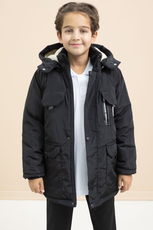 Siyah Yazı Detaylı Göğüs Cepli İçi Kürklü Erkek Çocuk Kapüşonlu Mont 21475