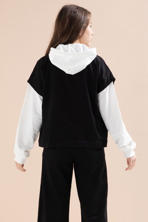 Siyah Düğmeli Sıfır Kol Yelekli Geniş Paça Pantolonlu Kız Çocuk Kapüşonlu 3lü Takım 23602