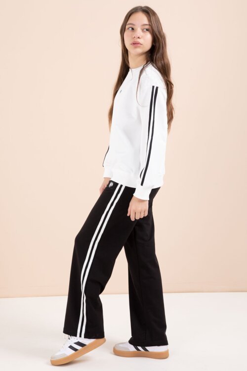 Siyah Şerit Detaylı Geniş Paça Nakışlı Kız Oversize Eşofman Takımı 23452