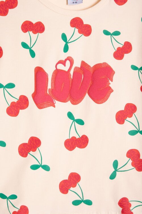 Kırmızı Kiraz Desenli Love Yazılı Tişörtlü Kız Çocuk Şortlu Takım 23897