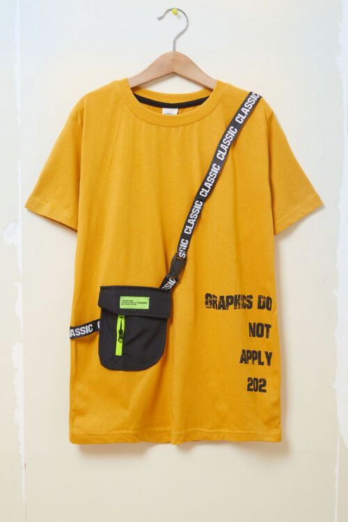 Hardal Yazı Şeritli Çantalı Erkek Çocuk T-shirt 17608