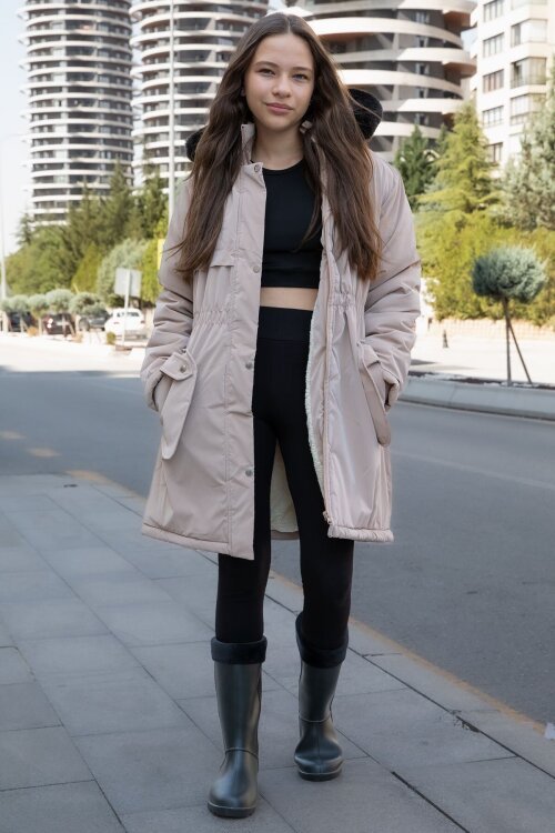 Kahverengi Cep Detaylı İçi Kürklü Çıkarılabilir Kapüşonlu Kız Çocuk Şişme Mont 21340